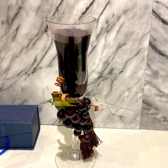 beautiful wine glass with inside candle grapes and pic of Jesus in crystal - Picture 4 of 7